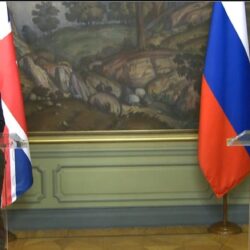 Русите ја нарекоа Британската министерка за надворешни работи  „Кловн кој дојде да ни го губи времето“